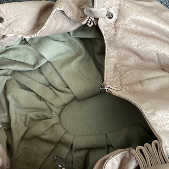 Giorgio Armani soft leather beige handbag. - Picture 4 of 9